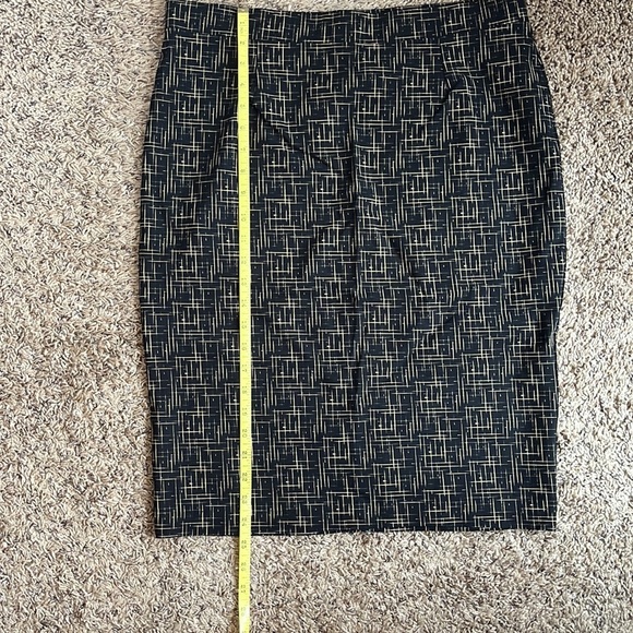 14-16 Vintage Abstract patterned pencil skirt. - Picture 5 of 6